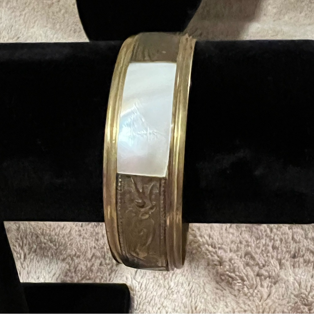 Vintage Brass bracelet. Brass and Mother of Pearl  Bangle Bracelet
U3